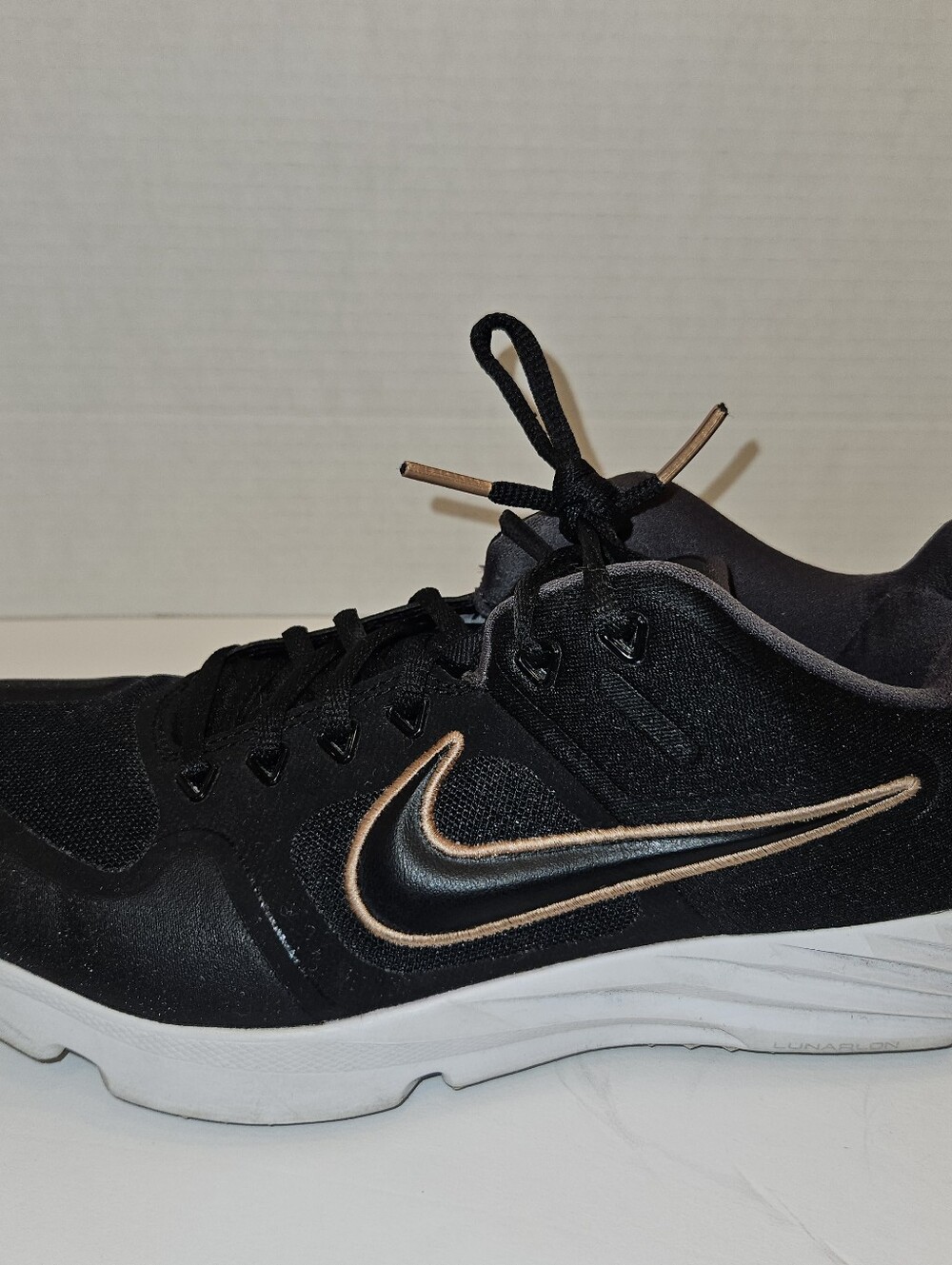 Nike Women's Alpha Huarache Elite 2 Turf Athletic Black & Gold Size 9